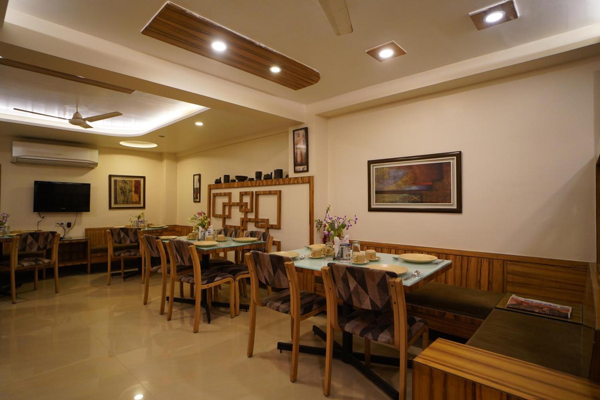 Hotel Gk Palace Bhopal Exteriör bild