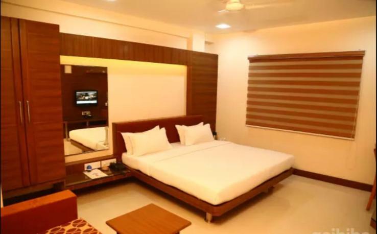 Hotel Gk Palace Bhopal Exteriör bild